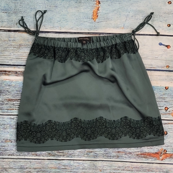 BANANA REPUBLIC Green and Lace Tie Waist Skirt - Picture 2 of 4